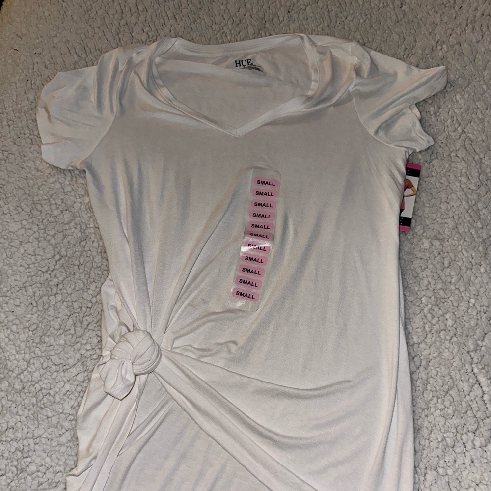 3/$15 Hue White tee🌺